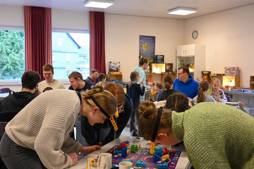 Foto vom Brettspielcafe, mit vielen glücklichen Leuten
